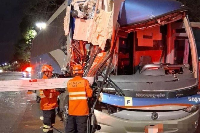 Colisão deixou três feridos na Epia - (crédito: Divulgação/CBMDF) Colisão deixou três feridos na Epia - (crédito: Divulgação/CBMDF)