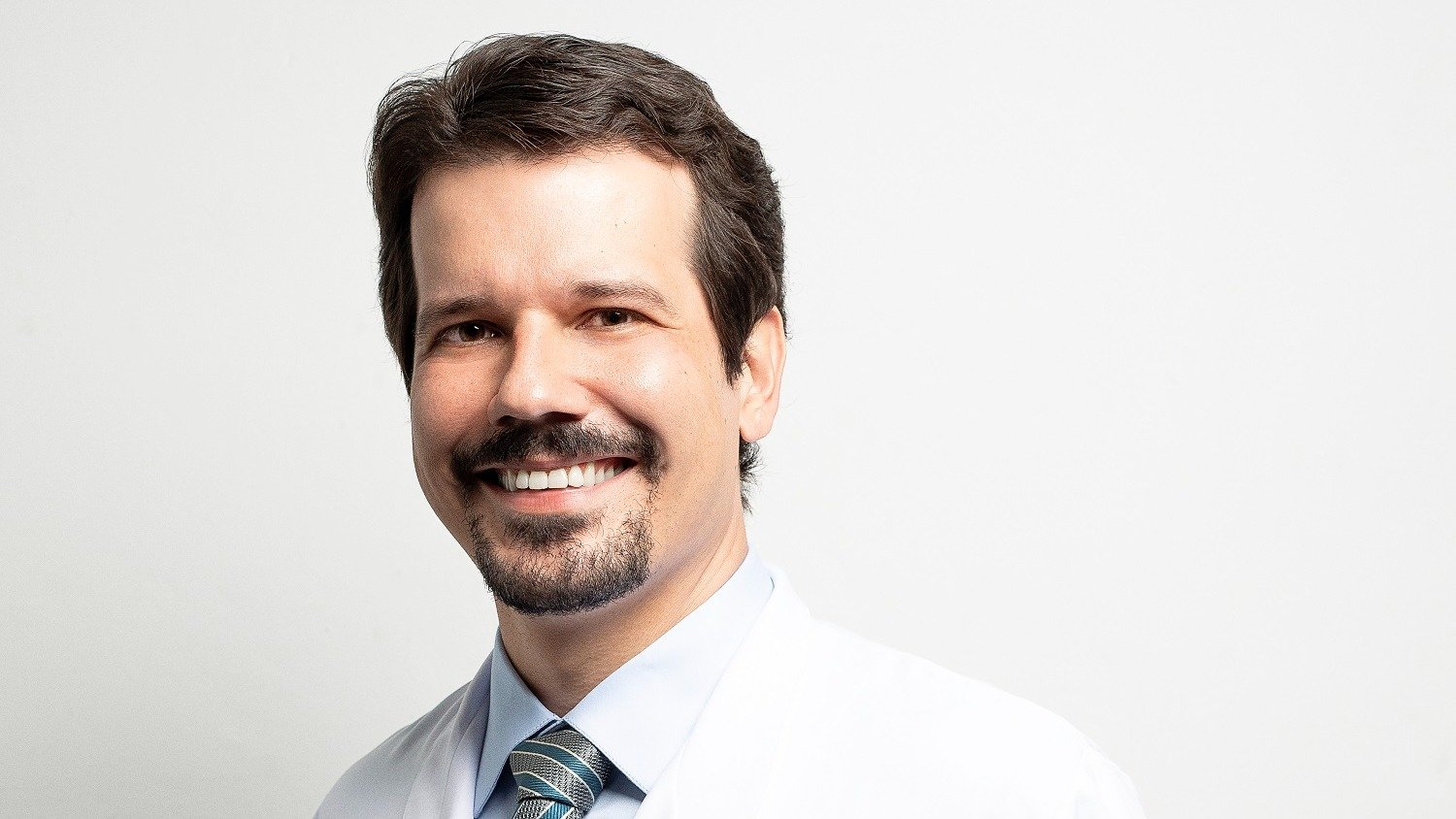 Marcelo Valadares, responsável pela área de Neurocirurgia Funcional da Universidade Estadual de Campinas (Unicamp), comenta a aprovação da Anvisa para o tratamento de Parkinson - (crédito: Divulgação) Marcelo Valadares, responsável pela área de Neurocirurgia Funcional da Universidade Estadual de Campinas (Unicamp), comenta a aprovação da Anvisa para o tratamento de Parkinson - (crédito: Divulgação)
