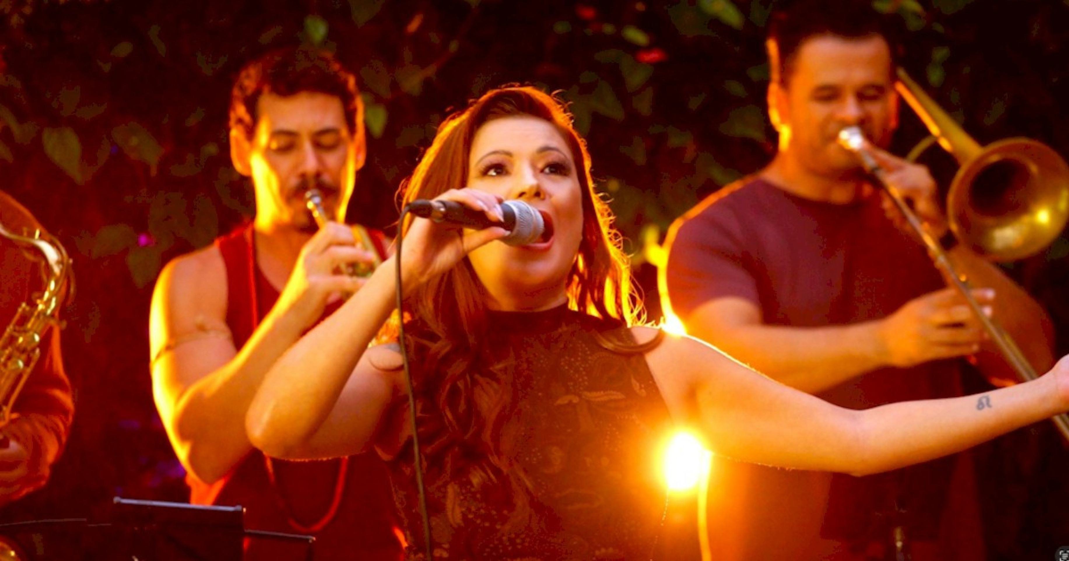 Chinela Voadora e o samba urbano no projeto 'Ao Vivo na Chacrinha'