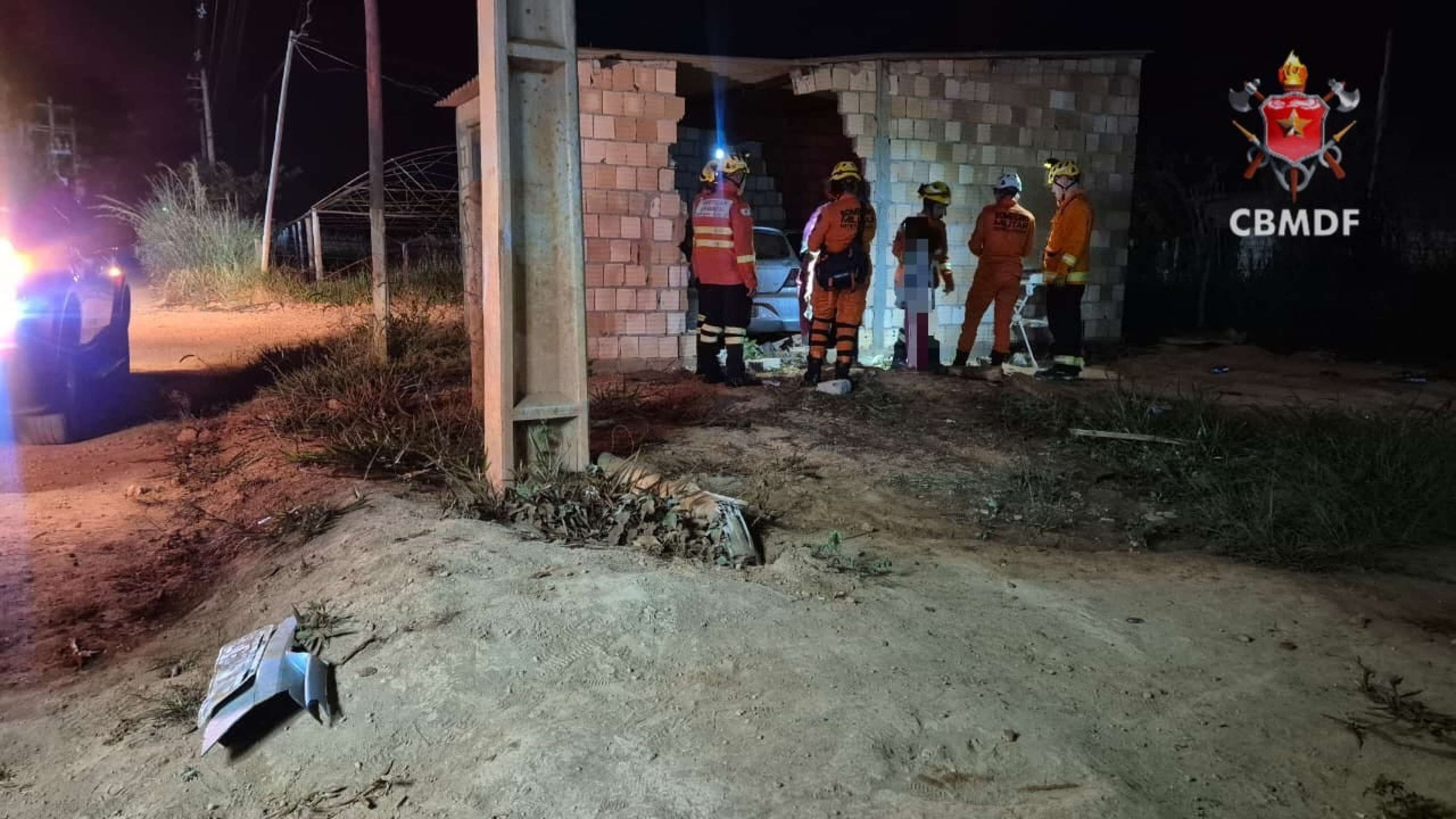 Carro deixou buraco em muro no Parano&aacute;