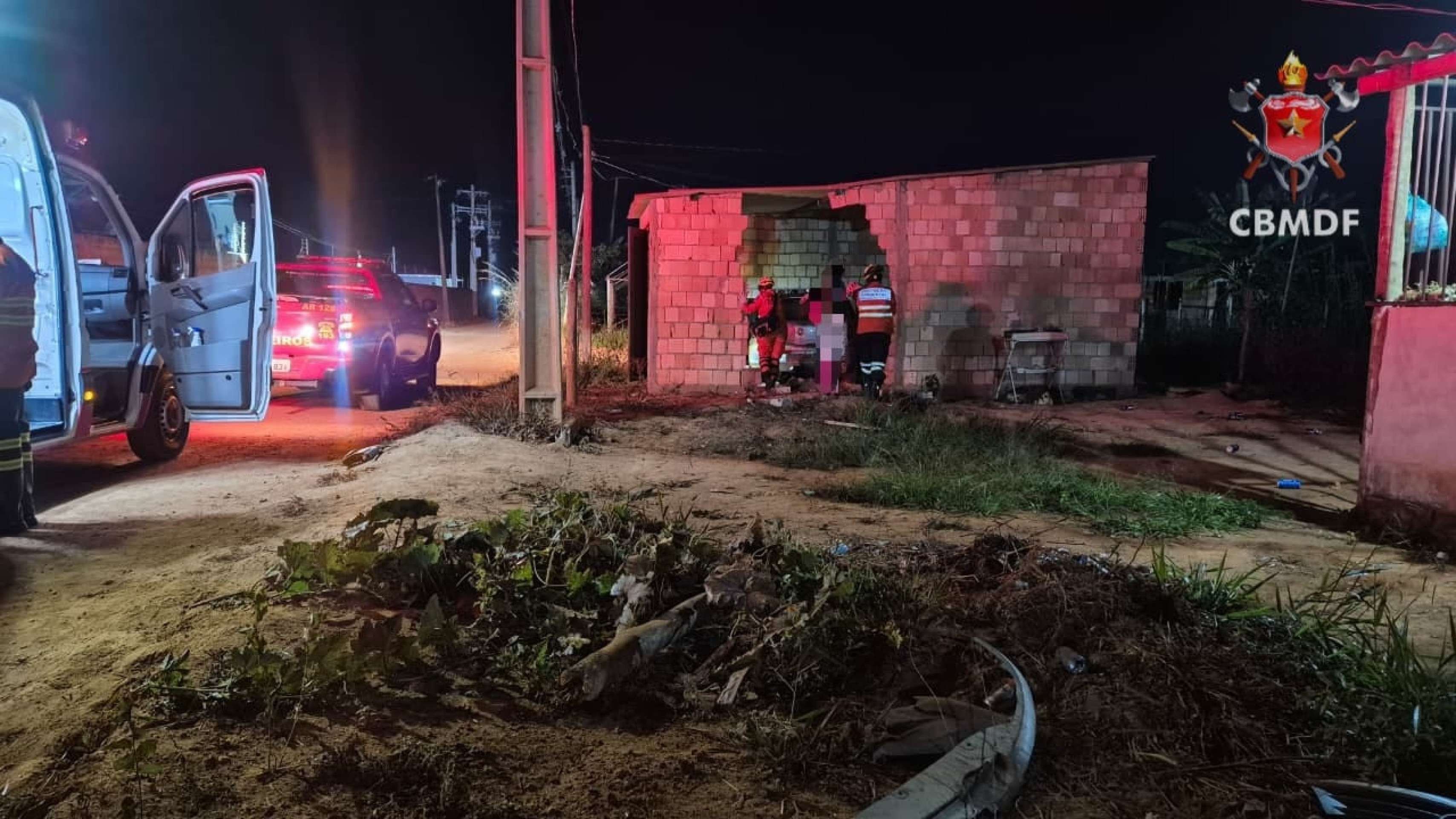 Carro deixou buraco em muro no Parano&aacute;