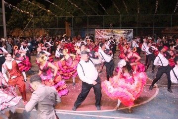 Dan&ccedil;arinos da Quadrilha Afrojunina se apresentam no Festival Territ&oacute;rio do Batuque, celebrando a cultura popular em Ceil&acirc;ndia -  (crédito: Divulga&ccedil;&atilde;o)
