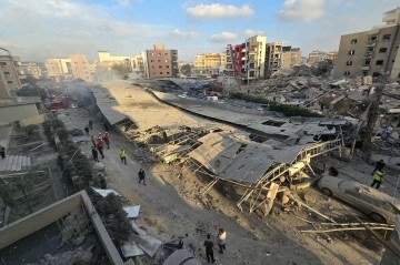 Equipes de resgate se reúnem no local de um ataque israelense que atingiu as proximidades de um hospital na cidade de Tiro, no sul do Líbano, em 1º de junho de 2026       -  (crédito: KAWNAT HAJU / AFP)