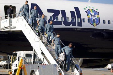 Seleção Brasileira desembarca do avião ao chegar ao Aeroporto Internacional Newark Liberty (EWR), em Newark, Nova Jersey, nesta terça-feira - (crédito: Leonardo Munoz/AFP) Seleção Brasileira desembarca do avião ao chegar ao Aeroporto Internacional Newark Liberty (EWR), em Newark, Nova Jersey, nesta terça-feira - (crédito: Leonardo Munoz/AFP)