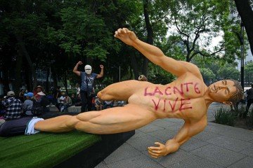 'A CNTE vive', escreveram em grafite vermelho em uma das esculturas -  (crédito:  AFP)