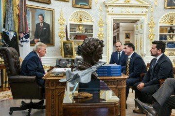 Horas depois da amea&ccedil;a americana, Donald Trump postou fotos em que aparece no Sal&atilde;o Oval da Casa Branca com Fl&aacute;vio Bolsonaro -  (crédito:  Donald Trump via Truth Social)