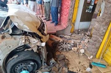 Veículo atingiu a vítima e a jogou na calçada em frente a lojas; passageira também se feriu -  (crédito: Ana Carolina Alves/CB/D.A Press)