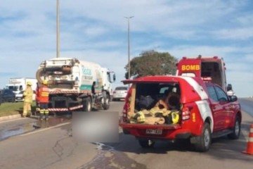 Bombeiros atendem ocorrência de acidente de trânsito na DF-004/EPGU -  (crédito: CBMDF/Divulgação)