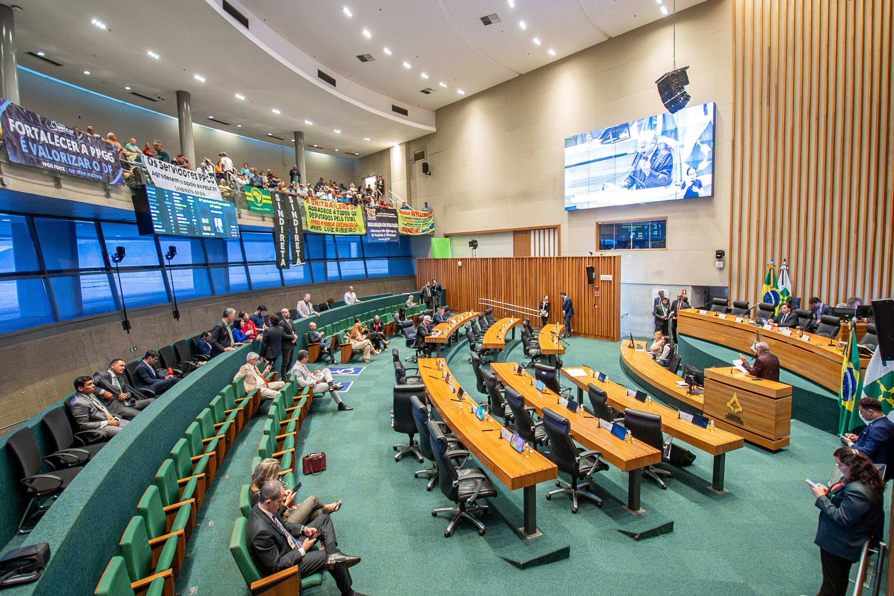 Base resiste, e quórum não se forma para votar empréstimo ao BRB