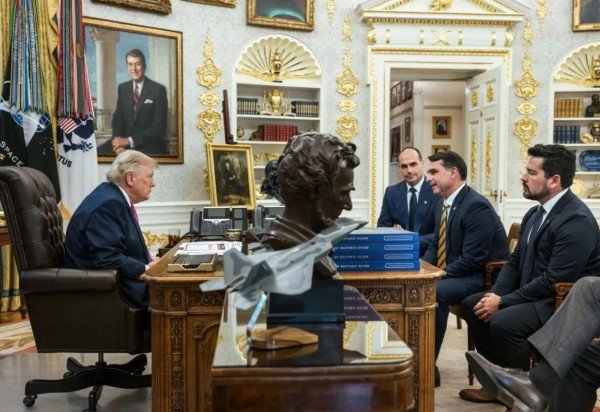 Horas depois da amea&ccedil;a americana, Donald Trump postou fotos em que aparece no Sal&atilde;o Oval da Casa Branca com Fl&aacute;vio Bolsonaro -  (crédito:  Donald Trump via Truth Social)