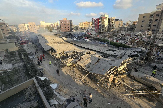 Equipes de resgate se reúnem no local de um ataque israelense que atingiu as proximidades de um hospital na cidade de Tiro, no sul do Líbano, em 1º de junho de 2026 - (crédito: KAWNAT HAJU / AFP) Equipes de resgate se reúnem no local de um ataque israelense que atingiu as proximidades de um hospital na cidade de Tiro, no sul do Líbano, em 1º de junho de 2026 - (crédito: KAWNAT HAJU / AFP)
