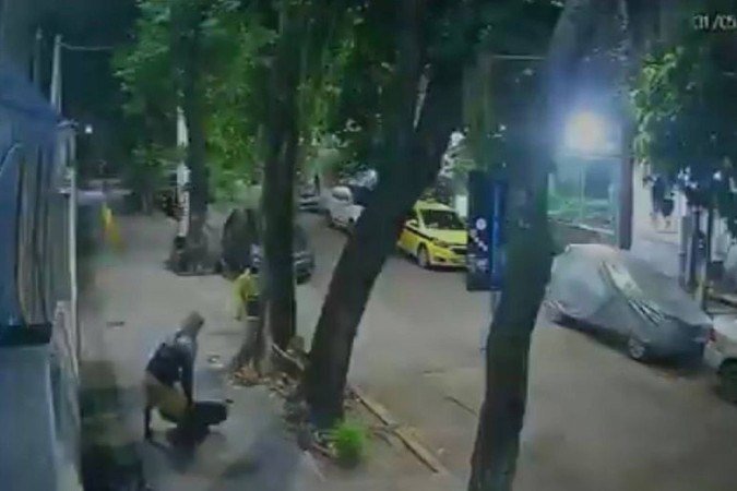 Câmeras registram ação suspeita antes de mulher cair em bueiro no Rio