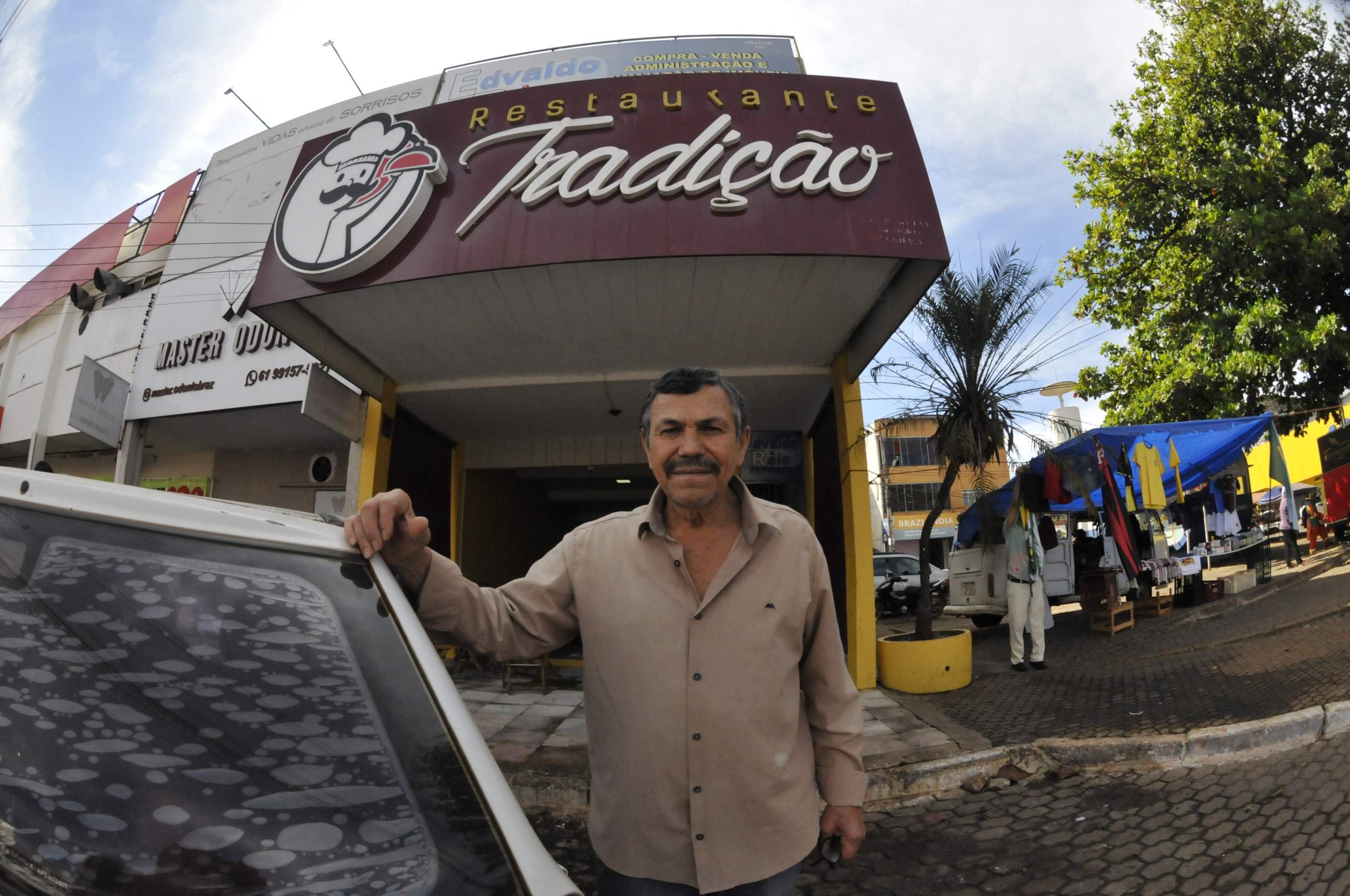 Jo&atilde;o Mendes &eacute; o dono de um popular restaurante, fundado em 1973