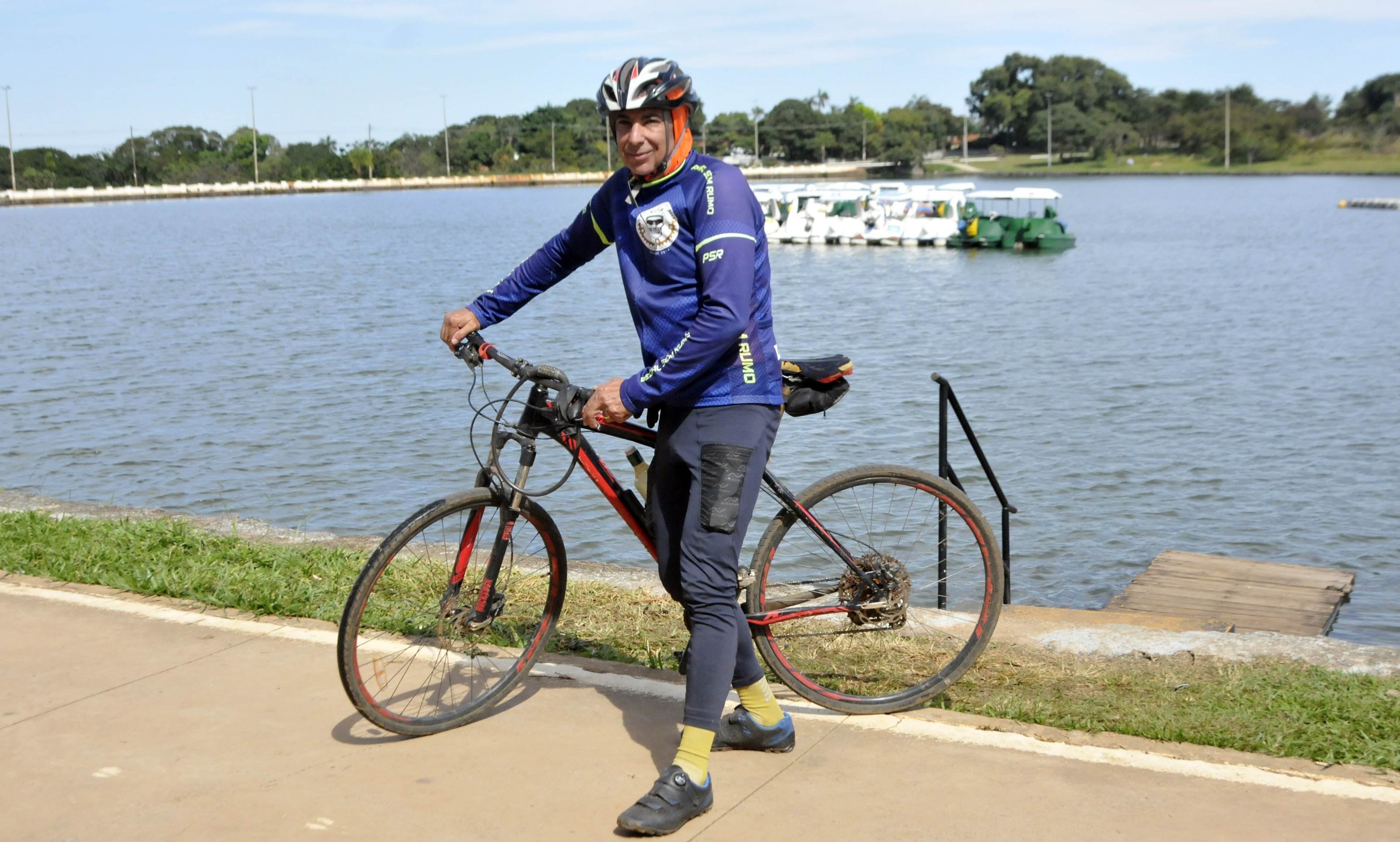Esmael da Costa n&atilde;o abre m&atilde;o de pedalar na orla do Lago Veredinha