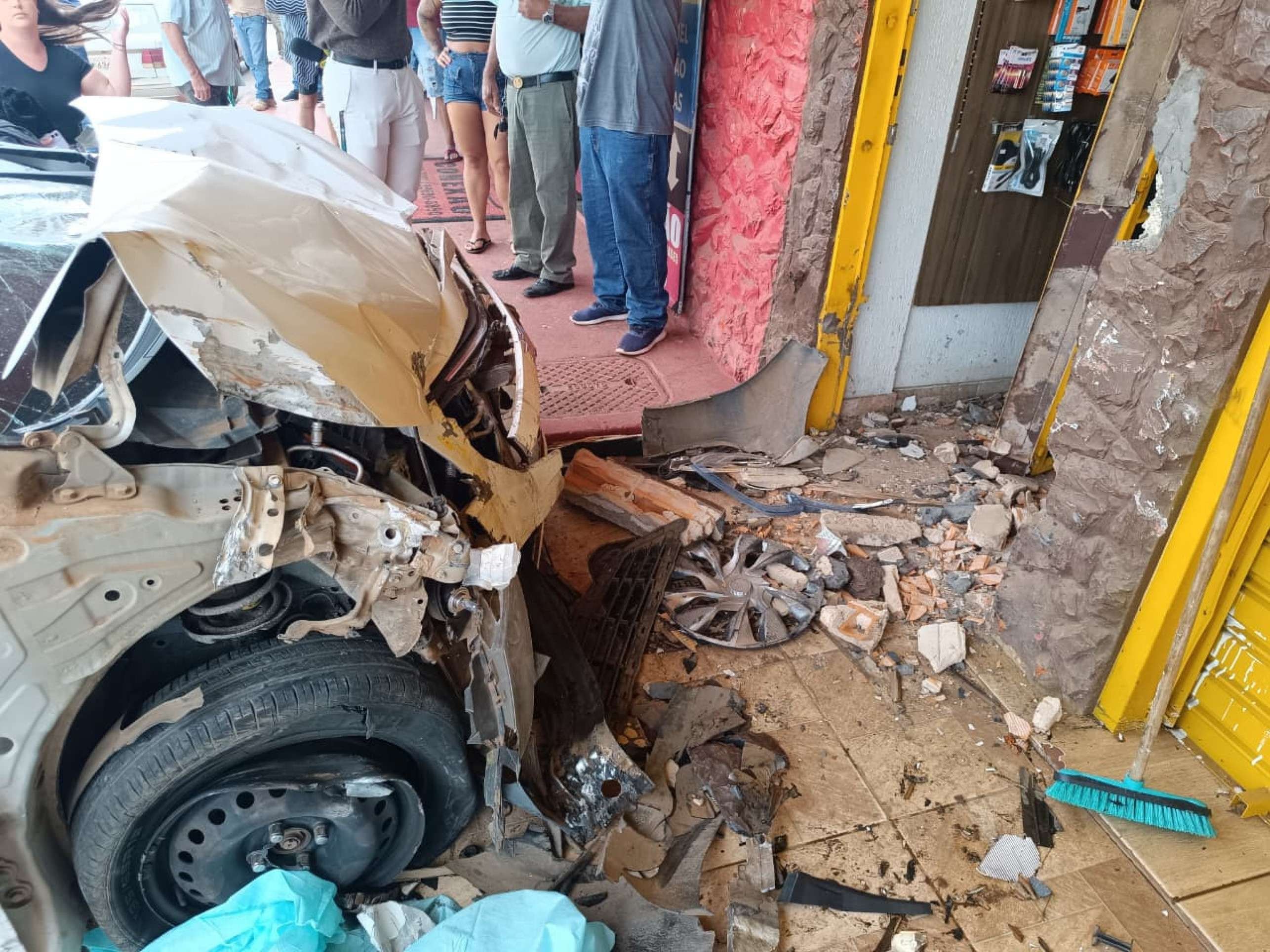 Ve&iacute;culo tamb&eacute;m atingiu uma loja de artigos de celular