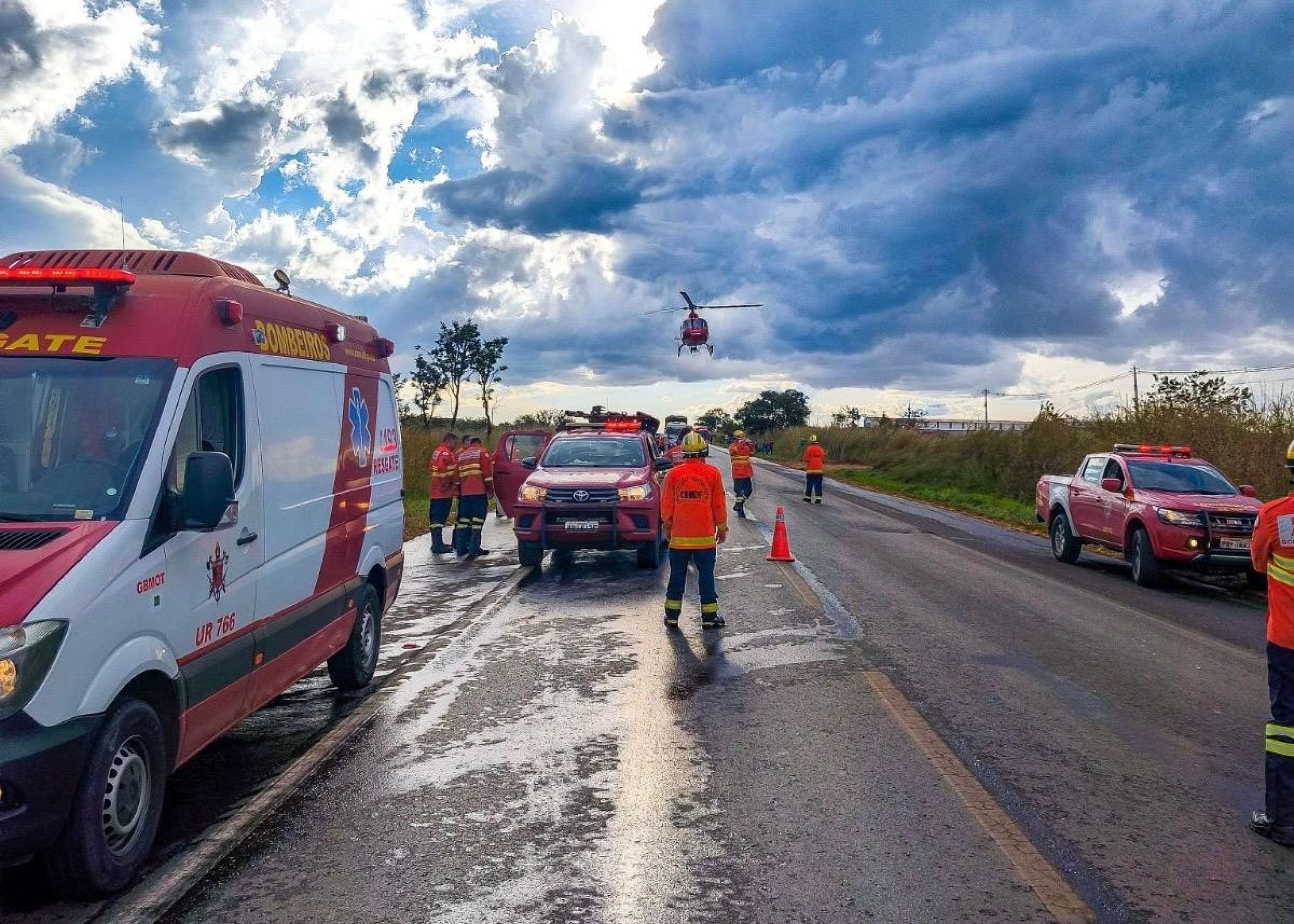 Colisão entre motocicleta e caminhonete deixa duas pessoas em estado grave