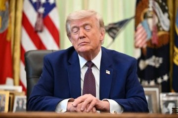 Trump fala a jornalistas no Salão Oval da Casa Branca: mensagem política de forte simbolismo contra a campanha bélica no Oriente Médio  -  (crédito: Mandel Ngan/AFP)