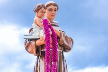 Quem deseja um namoro harmonioso pode recorrer a simpatias envolvendo Santo Ant&ocirc;nio, conhecido como o "santo casamenteiro" (Imagem: Immaculate | Shutterstock) -  (crédito: EdiCase)