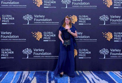Débora Garofalo com o troféu do Global Teacher Influencer of the Year, em Dubai: reconhecimento da Varkey Foundation -  (crédito: Reprodução/Agência Brasil)