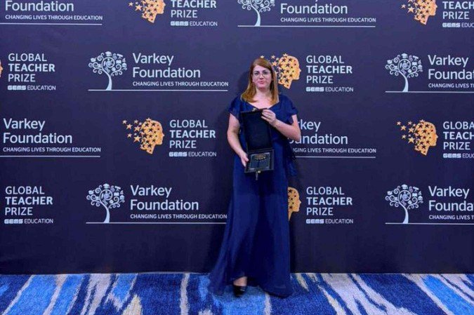 Débora Garofalo com o troféu do Global Teacher Influencer of the Year, em Dubai: reconhecimento da Varkey Foundation -  (crédito: Reprodução/Agência Brasil)