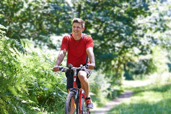 Andar de bicicleta é benéfico para a saúde e para o meio ambiente (Imagem: SpeedKingz | Shutterstock) - (crédito: EdiCase) Andar de bicicleta é benéfico para a saúde e para o meio ambiente (Imagem: SpeedKingz | Shutterstock) - (crédito: EdiCase)