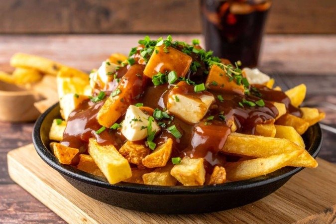 Poutine (Imagem: Heroic Studio | Shutterstock) - (crédito: EdiCase) Poutine (Imagem: Heroic Studio | Shutterstock) - (crédito: EdiCase)