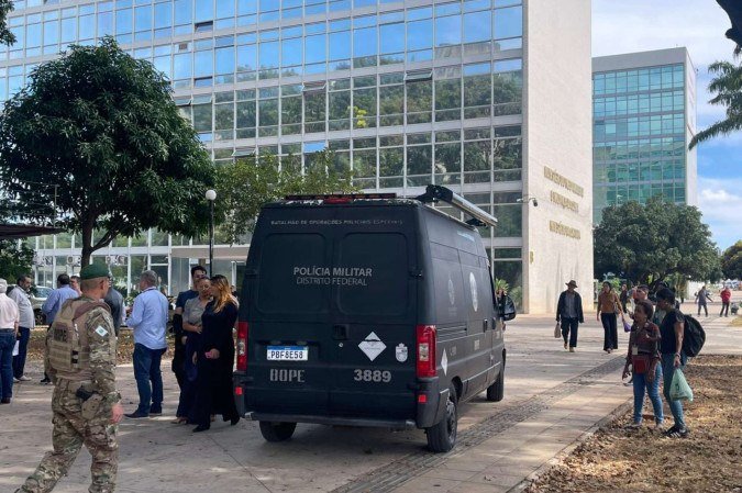 Área em frente ao Ministério do Meio Ambiente foi isolada pela PMDF após objeto abandonado levantar suspeita - (crédito: Foto: C.B. Press/Davi Cruz) Área em frente ao Ministério do Meio Ambiente foi isolada pela PMDF após objeto abandonado levantar suspeita - (crédito: Foto: C.B. Press/Davi Cruz)
