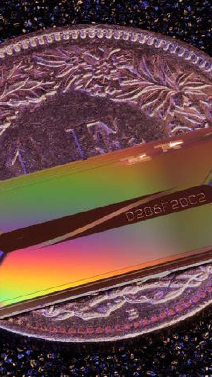 Colocado sobre uma moeda de 1 franco suíço para comparação de tamanho, o chip fotônico da EPFL demonstra como uma arquitetura a laser, antes restrita a sistemas de mesa, pode ser reduzida à escala milimétrica. -  (crédito: Reprodução / Zheru Qiu/EPFL)