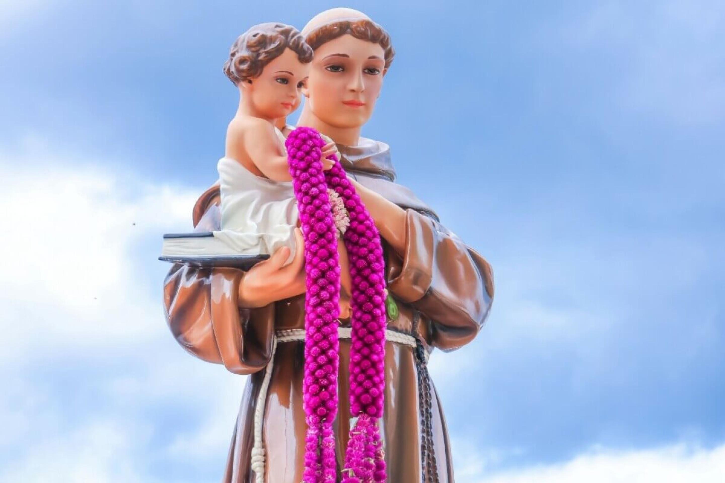 5 simpatias de Santo Antônio para atrair e fortalecer o amor