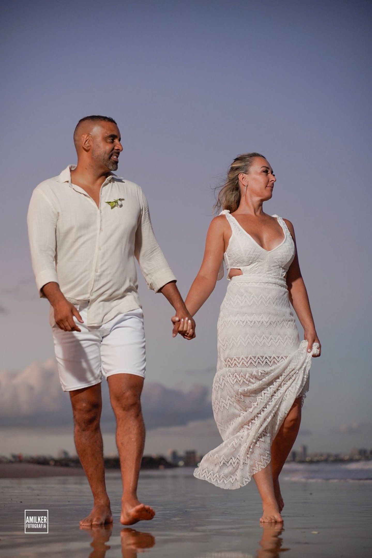 Denise e Henrique se casaram na praia