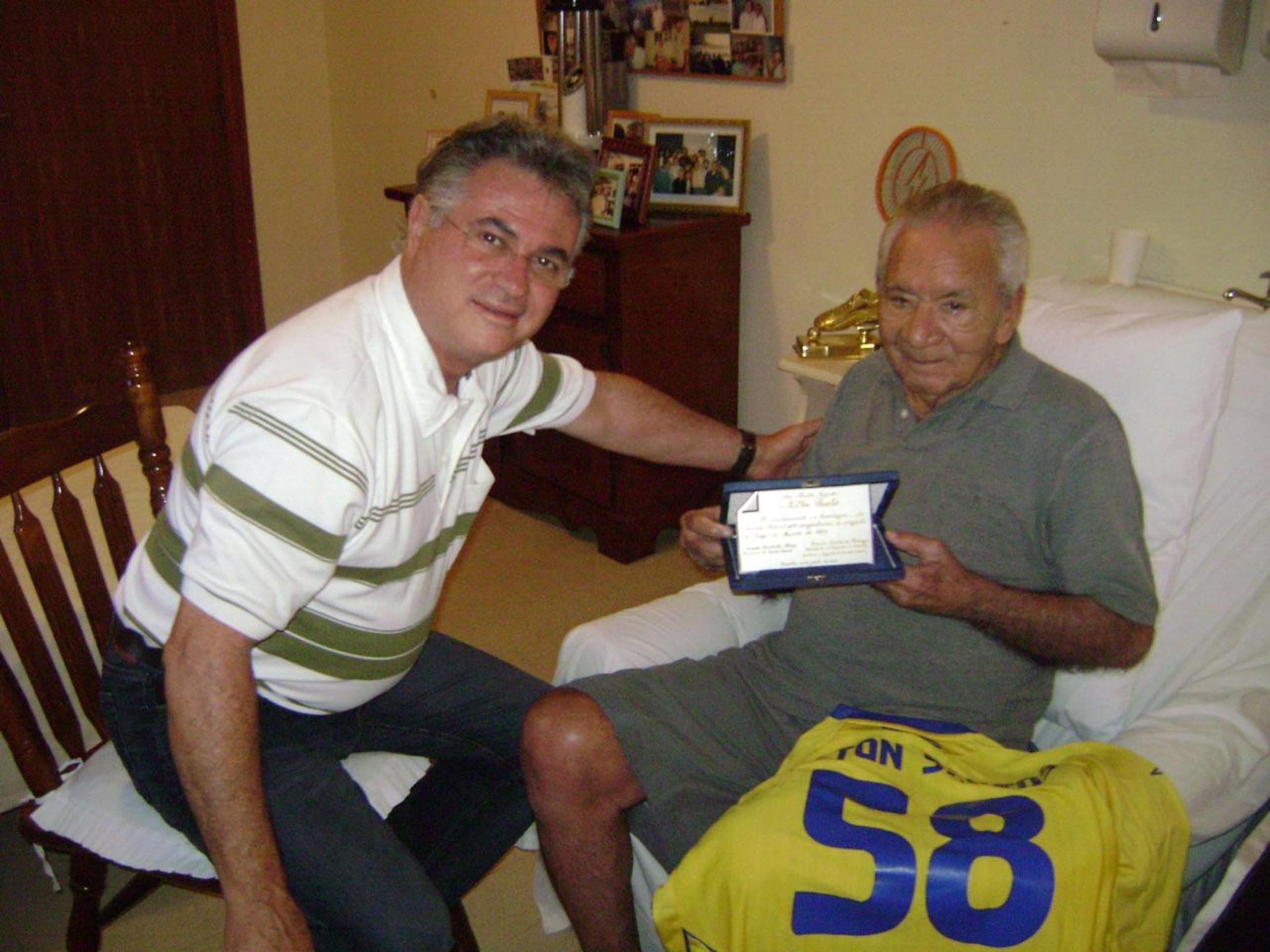 Silvestre Gorgulho, ex-secret&aacute;rio de Cultura, com o jogador Nilton Santos 