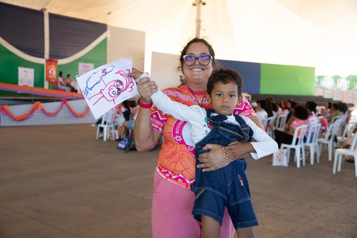 Rachel Lima veio com o filho, Tarc&iacute;sio, 5, de Sergipe