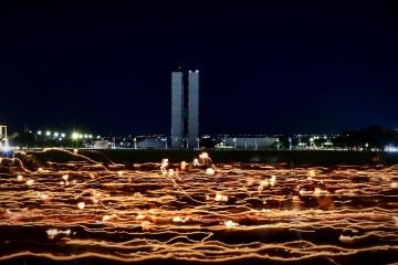 Velas iluminaram a cerim&ocirc;nia de Corpus Christi na Esplanada dos Minist&eacute;rios -  (crédito: Ed Alves/CB/D.A Press)