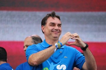 Senador e pre-candidato a Presidencia da Republica, Flavio Bolsonaro (PL), e demais autoridades participam da tradicional Marcha para Jesus, na regiao da Luz, no Centro da capital paulista, na manha desta quinta-feira (04). -  (crédito: Felipe Marques/Estad&atilde;o Conte&uacute;do)