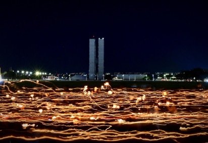 Velas iluminaram a cerim&ocirc;nia de Corpus Christi na Esplanada dos Minist&eacute;rios -  (crédito: Ed Alves/CB/D.A Press) -Velas iluminaram a cerim&ocirc;nia de Corpus Christi na Esplanada dos Minist&eacute;rios -  (crédito: Ed Alves/CB/D.A Press)