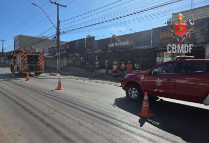 Incêndio atinge hamburgueria em Ceilândia e mobiliza bombeiros
 -  (crédito: CBMDF/Divulgação) -Incêndio atinge hamburgueria em Ceilândia e mobiliza bombeiros
 -  (crédito: CBMDF/Divulgação)