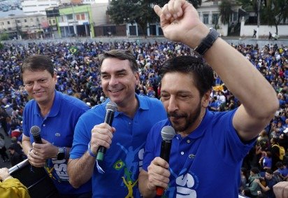  Sao Paulo's governor Tarcisio de Freitas (L) and Brazilian senator and presidential hopeful Flavio Bolsonaro attend the "March for Jesus", an event that gathers a wide range of evangelical congregations, in Sao Paulo, Brazil, on June 4, 2026. (Photo by Miguel SCHINCARIOL / AFP)
       -  (crédito:  AFP) - Sao Paulo's governor Tarcisio de Freitas (L) and Brazilian senator and presidential hopeful Flavio Bolsonaro attend the "March for Jesus", an event that gathers a wide range of evangelical congregations, in Sao Paulo, Brazil, on June 4, 2026. (Photo by Miguel SCHINCARIOL / AFP)
       -  (crédito:  AFP)