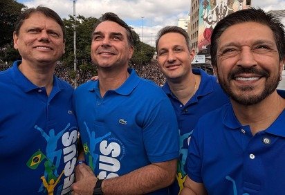 Ato em São Paulo marcou a reaproximação do governador Tarcísio de Freitas e Flávio Bolsonaro, com relações estremecidas após o caso Dark Horse -  (crédito: Fotos Publicas) -Ato em São Paulo marcou a reaproximação do governador Tarcísio de Freitas e Flávio Bolsonaro, com relações estremecidas após o caso Dark Horse -  (crédito: Fotos Publicas)