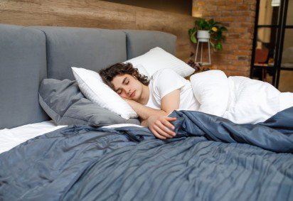 Suor, células mortas e ácaros se acumulam na roupa de cama e podem favorecer alergias, acne e outras doenças de pele -  (crédito: Magnific) -Suor, células mortas e ácaros se acumulam na roupa de cama e podem favorecer alergias, acne e outras doenças de pele -  (crédito: Magnific)