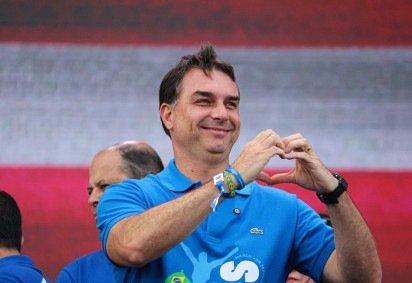 Senador e pre-candidato a Presidencia da Republica, Flavio Bolsonaro (PL), e demais autoridades participam da tradicional Marcha para Jesus, na regiao da Luz, no Centro da capital paulista, na manha desta quinta-feira (04). -  (crédito: Felipe Marques/Estad&atilde;o Conte&uacute;do) -Senador e pre-candidato a Presidencia da Republica, Flavio Bolsonaro (PL), e demais autoridades participam da tradicional Marcha para Jesus, na regiao da Luz, no Centro da capital paulista, na manha desta quinta-feira (04). -  (crédito: Felipe Marques/Estad&atilde;o Conte&uacute;do)