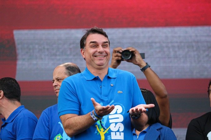 Na tentativa de reduzir os efeitos da disputa e melhorar seu desempenho entre as mulheres, Flávio passou a adotar um discurso mais direcionado a esse público, lançando propostas específicas e defendendo que pautas ligadas à proteção feminina também sejam abraçadas pela direita. - (crédito: Felipe Marques/Estadão Conteúdo) Na tentativa de reduzir os efeitos da disputa e melhorar seu desempenho entre as mulheres, Flávio passou a adotar um discurso mais direcionado a esse público, lançando propostas específicas e defendendo que pautas ligadas à proteção feminina também sejam abraçadas pela direita. - (crédito: Felipe Marques/Estadão Conteúdo)