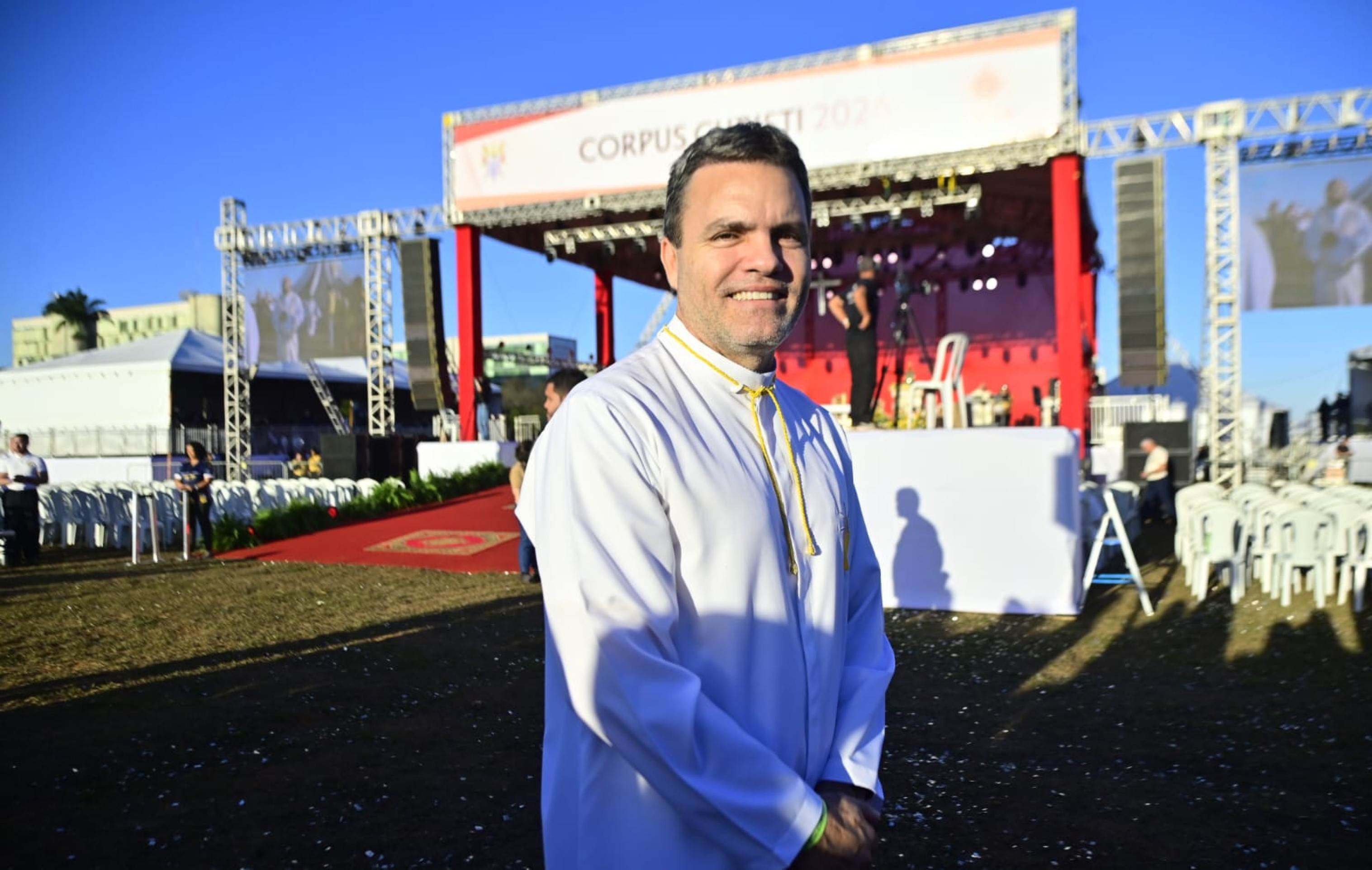 Sandoval Santos serviu na distribui&ccedil;&atilde;o da Eucaristia 