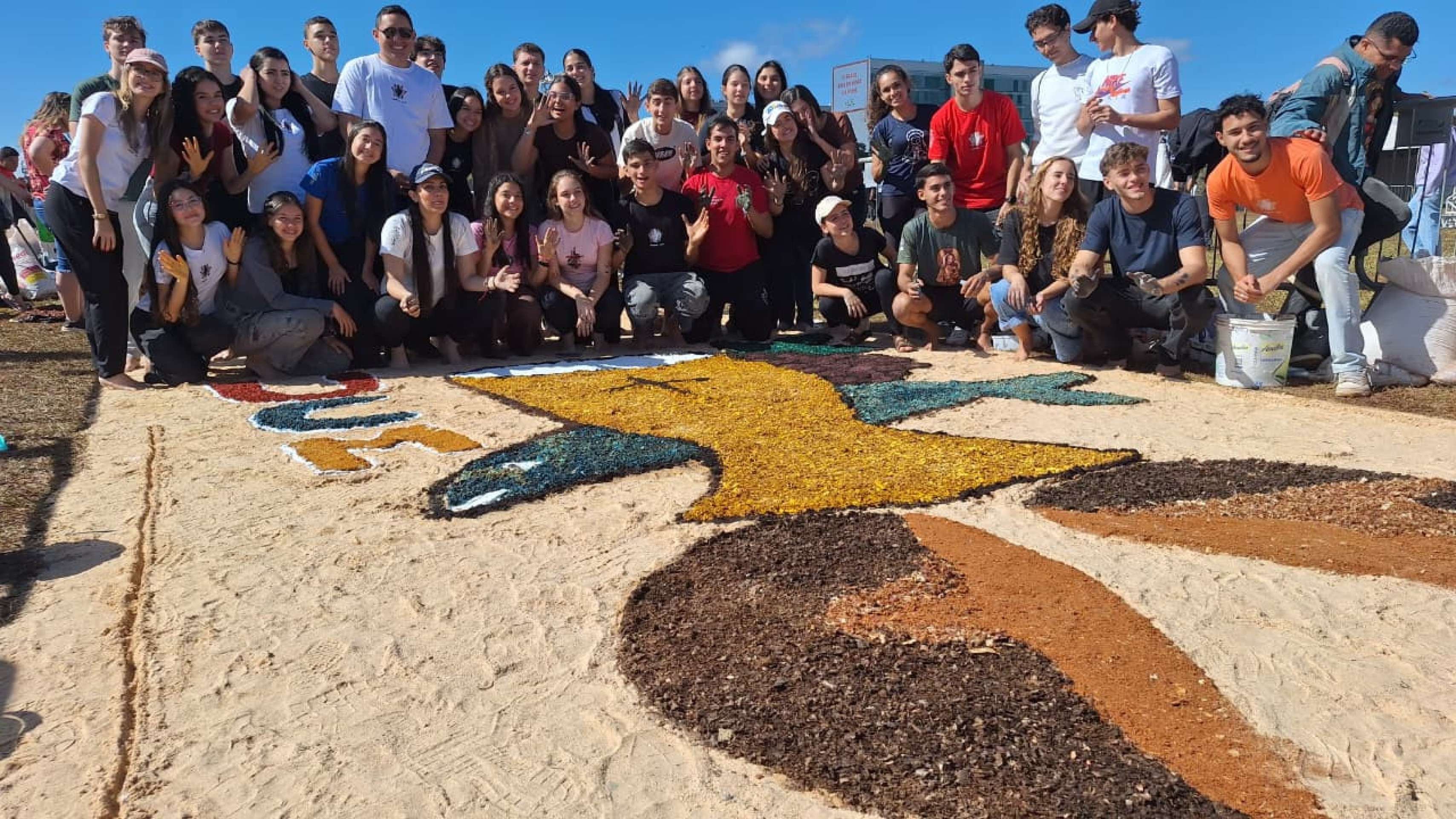 Maioria dos fi&eacute;is presentes na montagem do tapete s&atilde;o jovens