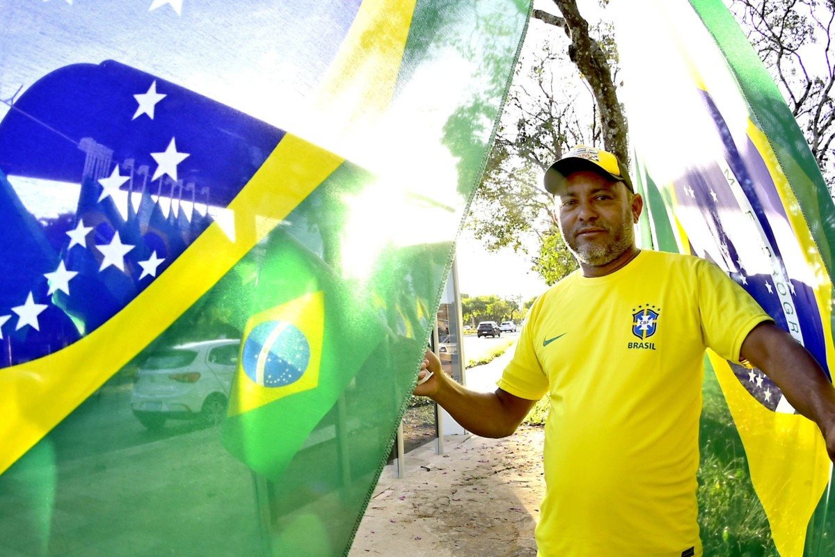 O vendedor Gustavo Ferreira relata que est&aacute; demorando para as pessoas comprarem as camisas