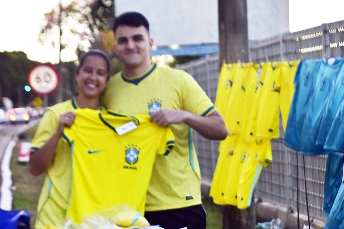 O casal Phillipe Diniz e Giovanna Siqueira est&atilde;o animados com a Copa do Mundo e tamb&eacute;m compraram camisas para assistir