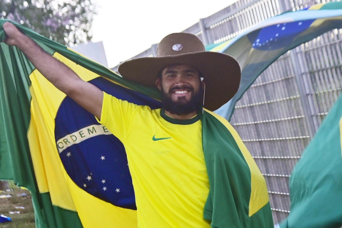  O vendedor Israel Honorio, 25, vendeu muitas camisas e bandeiras nas &uacute;ltimas semanas