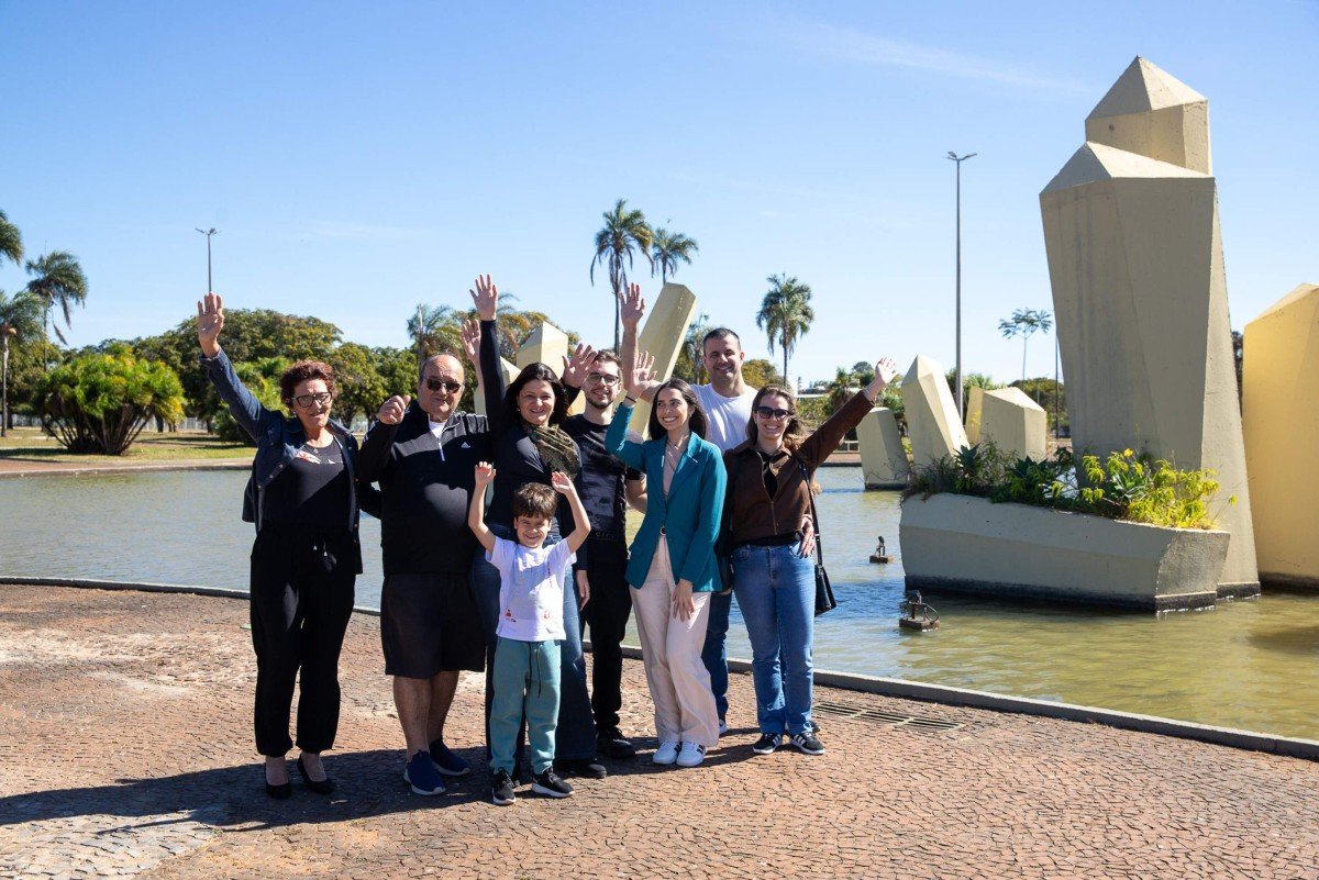 Fam&iacute;lia veio de Santa Catarina para comemorar o anivers&aacute;rio de 45 anos de Ana Paula Korb. Na foto,  Eimar, Martinho, Bernardo, Ana Paula, Caio, Jadi, Andr&eacute; e Jully Korb    