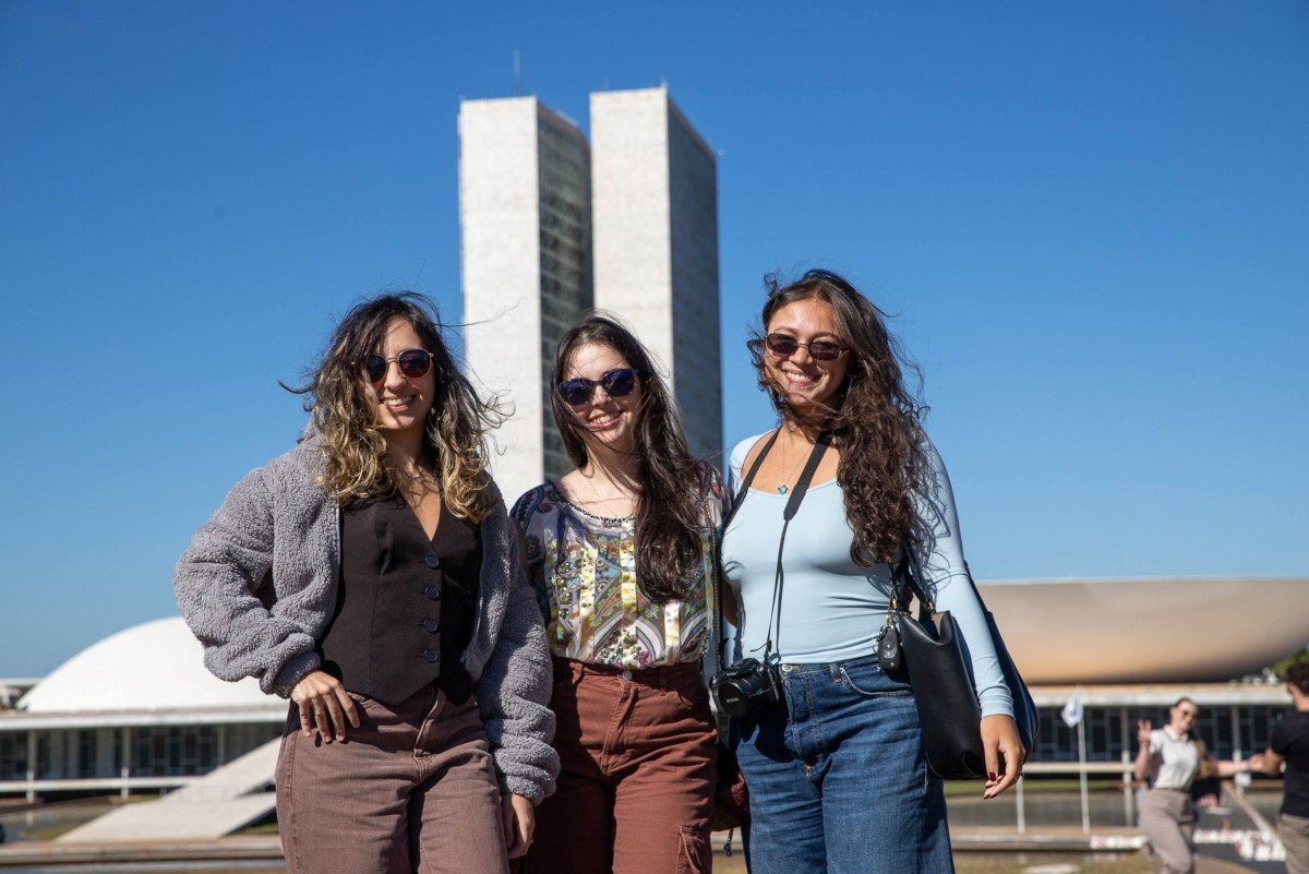 As amigas, da esquerda para a direita, D&eacute;bora Ferraz, Fernanda Ferraz e Let&iacute;cia de Mesquita admiram o Congresso Nacional    