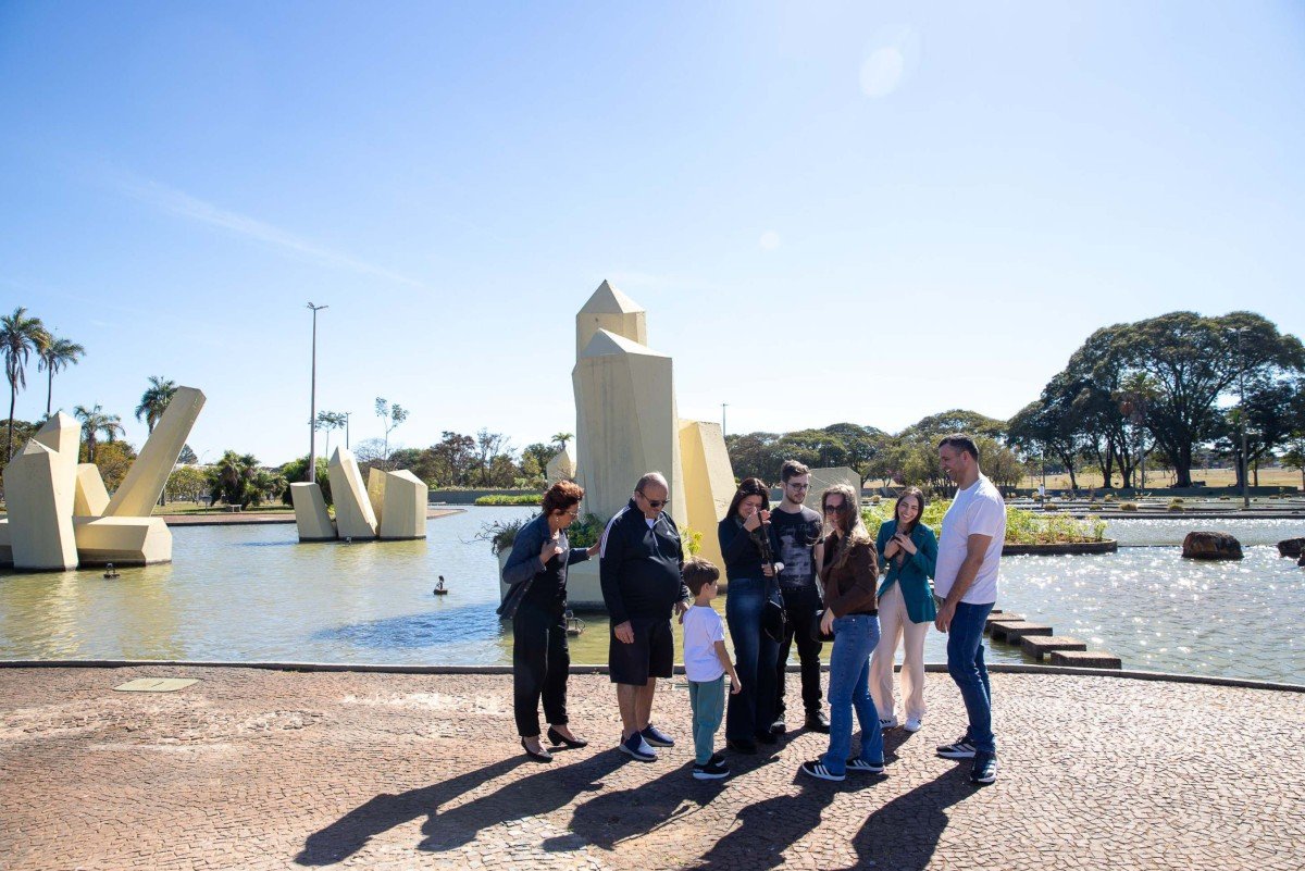 Fam&iacute;lia veio de Santa Catarina para comemorar o anivers&aacute;rio de 45 anos de Ana Paula Korb. Na foto,  Eimar, Martinho, Bernardo, Ana Paula, Caio, Jadi, Andr&eacute; e Jully Korb