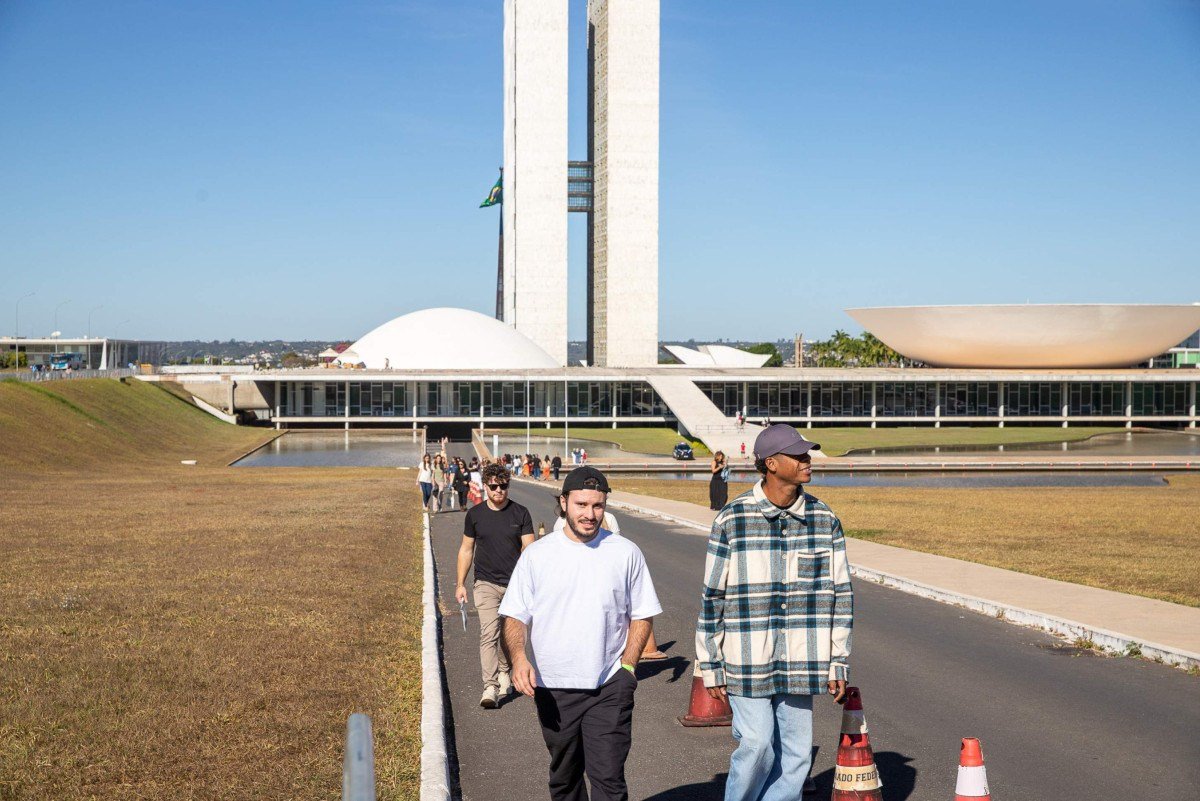  Turistas e brasilienses aproveitam os dias agrad&aacute;veis do feriado para visitar pontos tur&iacute;sticos e cart&otilde;es-postais de Bras&iacute;lia